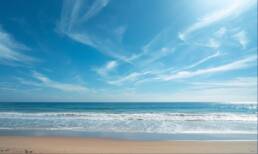 Plage et ciel bleu, illustration de la protection solaire toute l'année - Dr Yoni Madar, chirurgien esthétique à Paris
