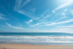 Plage et ciel bleu, illustration de la protection solaire toute l'année - Dr Yoni Madar, chirurgien esthétique à Paris