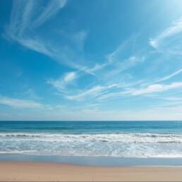 Plage et ciel bleu, illustration de la protection solaire toute l'année - Dr Yoni Madar, chirurgien esthétique à Paris