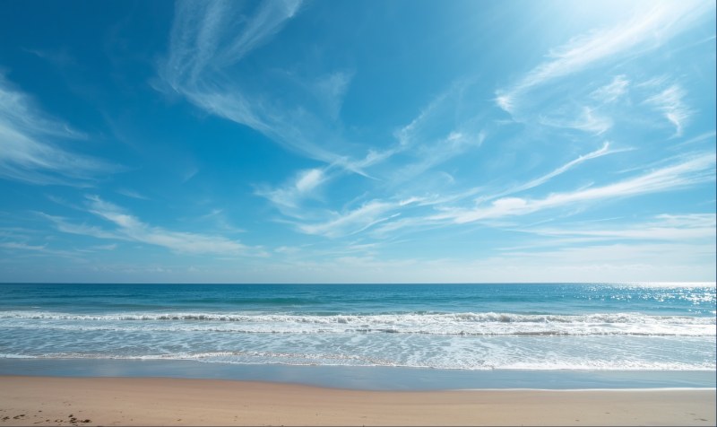 Plage et ciel bleu, illustration de la protection solaire toute l'année - Dr Yoni Madar, chirurgien esthétique à Paris
